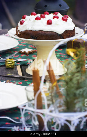 Réglage de la table de noël en plein air avec du chocolat Gâteau cerise. voir la série Banque D'Images