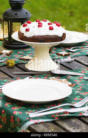 Réglage de la table de noël en plein air avec du chocolat Gâteau cerise. voir la série Banque D'Images