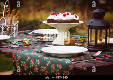 Réglage de la table de noël en plein air avec du chocolat Gâteau cerise. voir la série Banque D'Images