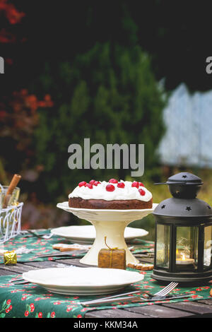 Réglage de la table de noël en plein air avec du chocolat Gâteau cerise. voir la série Banque D'Images