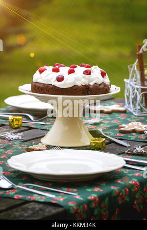 Réglage de la table de noël en plein air avec du chocolat Gâteau cerise. voir la série Banque D'Images