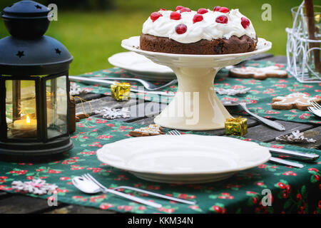 Réglage de la table de noël en plein air avec du chocolat Gâteau cerise. voir la série Banque D'Images