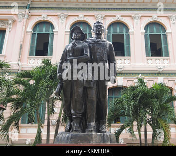 Hanoi, Vietnam - 15 jul 2015. statue et monument de la défense nationale vietnamienne (soldat ve Quoc Quan en vietnamien) en temps de guerre avec l'anglais (bef Banque D'Images