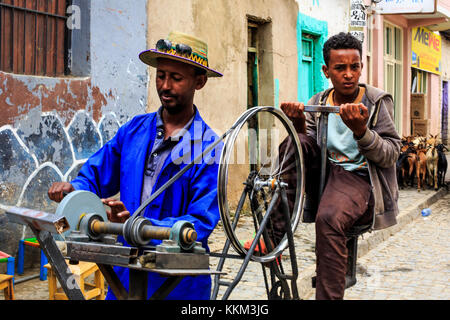 Les personnes qui travaillent dans les rues de Mekele, Ethiopie Banque D'Images