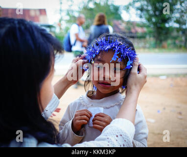 Highlands, Vietnam - Dec 5, 2015. Enfants jouant au village rural de hauts plateaux du centre, Vietnam. les hauts plateaux est constitué d'un plateau en bordure de la partie inférieure Banque D'Images