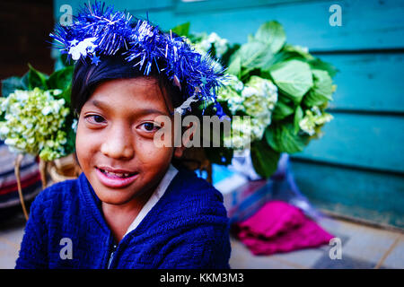 Highlands, Vietnam - Dec 5, 2015. Une fille ethnique au village rural de hauts plateaux du centre, Vietnam. Les Highlands est un plateau bordant la partie inférieure o Banque D'Images