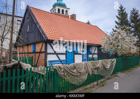 Ancienne maison de pêcheur traditionnelle dans la petite ville de Jastarnia située sur la péninsule de Hel séparant la baie de Puck de la mer Baltique dans la Voïvodeship de Poméranie Banque D'Images