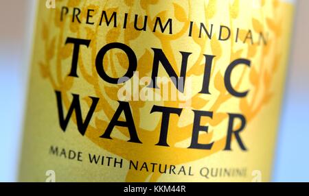 Une bouteille d'eau tonique indienne premium de la société britannique Fever-Tree sur une table à Hanovre (Allemagne), le 12 octobre 2017. | utilisation dans le monde entier Banque D'Images