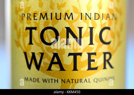 Une bouteille d'eau tonique indienne premium de la société britannique Fever-Tree sur une table à Hanovre (Allemagne), le 12 octobre 2017. | utilisation dans le monde entier Banque D'Images