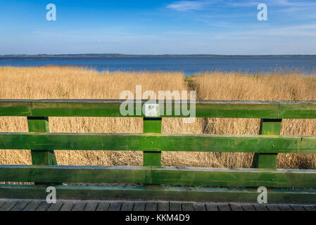 Lac Gardno vu de plate-forme d'observation dans le strict domaine de la protection du Parc National Slowinski, situé sur la côte de la mer Baltique dans la voïvodie de Banque D'Images