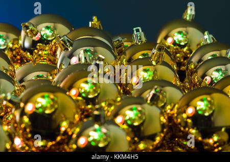 Vue rapprochée de l'ensemble de boules de noël de luxe dans la chaude lumière colorée. Banque D'Images