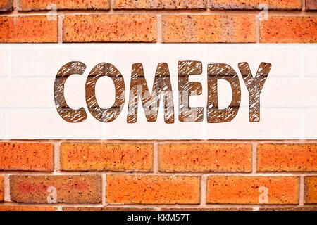 Texte d'annonce conceptuelle légende inspiration montrant Comedy. Concept d'affaires pour Stand Up Comedy microphone écrit sur fond de briques anciennes avec Banque D'Images