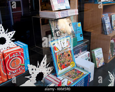 Afficher la fenêtre de waterstones promouvoir divers titres d'ouvrage, entreprise fondée par Tim Waterstone en 1982 Banque D'Images