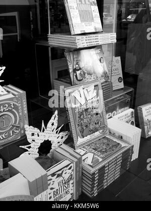 Afficher la fenêtre de waterstones promouvoir divers titres d'ouvrage, entreprise fondée par Tim Waterstone en 1982 Banque D'Images