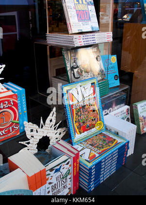 Afficher la fenêtre de waterstones promouvoir divers titres d'ouvrage, entreprise fondée par Tim Waterstone en 1982 Banque D'Images