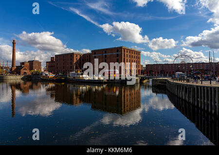 Le point de vue de l'autre côté de Canning Dock vers l'Albert Dock, Liverpool, Merseyside, Royaume-Uni. Banque D'Images