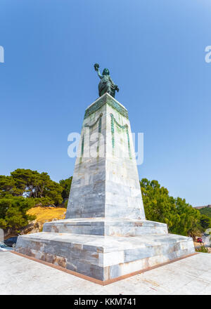 La célèbre statue de la liberté dans le port de Mytilène, l'île de Lesvos, Grèce contre un ciel bleu clair Banque D'Images