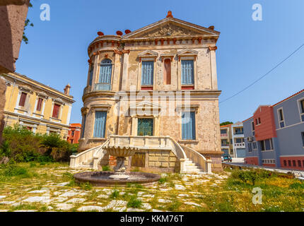 Manoir de style méditerranéen coloré typique, construit dans un style classique dans l'île de Lesbos en ville de Mytilène, Grèce contre un ciel bleu clair. Banque D'Images