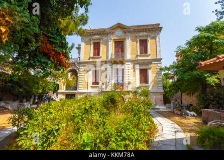 Manoir de style méditerranéen coloré typique, construit dans un style classique dans l'île de Lesbos en ville de Mytilène, Grèce contre un ciel bleu clair. Banque D'Images