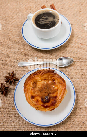 Petit-déjeuner typiquement portugais expresso avec des oeufs et de la crème anglaise pâte. Banque D'Images