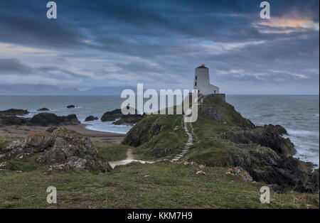 Twr Mawr, phare sur la pointe de l'île Llanddwyn Ynys, lumière du soir, Anglesey, Banque D'Images