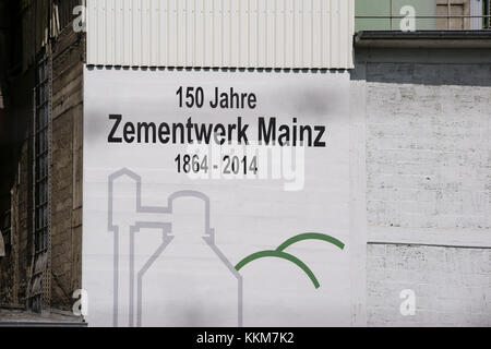 Mainz, Allemagne - 10 juin 2017 : le logo de la société heidelberg zement avec l'année de sa fondation sur la façade extérieure d'un bâtiment industriel Banque D'Images