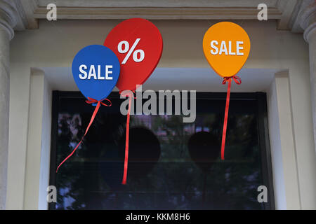 Vente et signe de pourcentage de ballons à shop window Banque D'Images