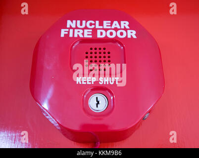 Alarme sur une porte coupe-feu à l'huntetston b centrale nucléaire, west kilbride, North Ayrshire, scorland. Banque D'Images