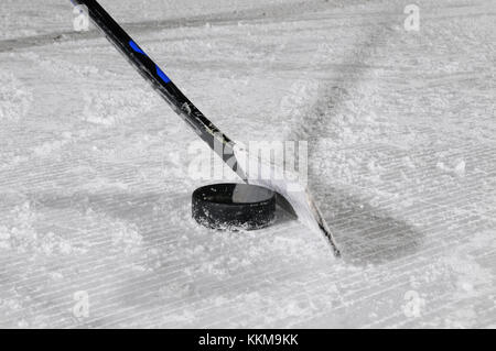 Bâton de hockey sur glace et rondelle lors de la glace, close-up Banque D'Images