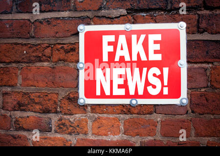 Écriture manuscrite légende inspiration montrant Fake News concept signifiant Propaganda Journal Fake News écrit sur l'ancien panneau routier d'annonce avec dos Banque D'Images