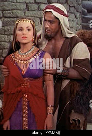 Debra Paget et John Derek ont joué dans le film "les dix commandements" de 1956, où ils ont joué des rôles clés dans l'épopée biblique. La bande-annonce du film met en lumière leurs performances dans le contexte de la grandeur et de l'échelle du film. Banque D'Images