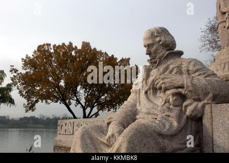 Le John Ericsson Memorial, situé à Washington D.C. (en), rend hommage à l'ingénieur et inventeur suédoaméricain, connu pour avoir conçu l'USS Monitor, le premier navire de guerre cuirassé. Le mémorial présente une sculpture détaillée commémorant sa contribution à la technologie navale. Banque D'Images