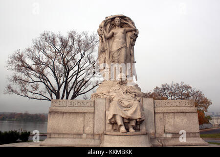 Le mémorial John Ericsson, situé aux États-Unis, rend hommage à l'inventeur et ingénieur américano-suédois John Ericsson, connu pour ses contributions à la technologie navale, en particulier le développement du navire de guerre cuirassé USS Monitor. Banque D'Images