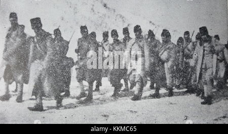 Une photographie historique de 1916 montrant les troupes roumaines pendant leur retraite vers des positions le long de la rivière Siret. L'image capture les soldats en action, transmettant l'urgence et le contexte historique de la première Guerre mondiale Banque D'Images