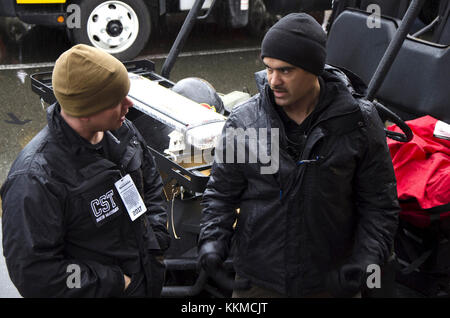 Slt Dustin McCormick (à gauche) et le Sgt. William Bean (droite) de la 10e équipe de soutien civil (CST) de discuter de leur plan d'action pour installer l'équipement de surveillance du rayonnement autour de CenturyLink Field à Seattle, Washington, le 20 novembre, 2017. Le 10e CST a appuyé la police locale avec détection et surveillance pour les armes de destruction massive à la Seattle Seahawks' Monday Night Football. (U.S. Photo de la Garde nationale par la CPS. Alec Dionne) Banque D'Images