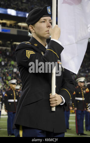 Le Sgt. Stephanie Van Slageren, HHC, 3e bataillon du 161e Régiment d'infanterie, 81e Stryker Brigade Combat Team, s'élève en formation au champ pendant la mi-temps CenturyLink des Seahawks de Seattle' Monday Night Football Match à Seattle, Washington, le 20 novembre, 2017. Les Seahawks ont rendu hommage à l'armée pendant leur service annuel Salut à jeu. (U.S. Photo de la Garde nationale par la CPS. Alec Dionne) Banque D'Images