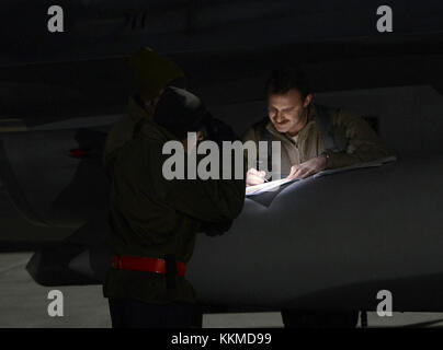 Pilote américain affecté au 77e Escadron de chasse et d'aviateurs avec le 455 e Escadron de maintenance des aéronefs de la Force expéditionnaire du regard sur les plans de vol le 21 novembre 2017 à l'aérodrome de Bagram. Le lancement a été utilisé à l'appui d'une nouvelle campagne offensive. La Défense nationale afghane et les forces de sécurité (ANDSF Forces-Afghanistan) et États-Unis (USFOR-A) a lancé une série d'attaques permanentes pour frapper les Talibans là où ils sont les plus vulnérables : leurs sources de revenus. Ensemble, les forces américaines et afghanes a effectué les opérations combinées de grève les laboratoires de drogues et de commandement et contrôle, nœuds dans le nord de la province de Helmand. Banque D'Images