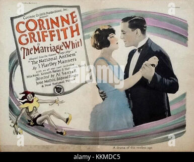 La carte du hall « mariage Whirl » du film classique représente les personnages centraux dans un cadre romantique et comique. L'image capture l'essence humoristique et légère du film. Banque D'Images