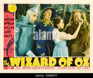 Cette carte de réception du film classique de 1939 « le magicien d'Oz » présente des images emblématiques du film, mettant en vedette Dorothée et d'autres personnages centraux dans une scène mémorable. Banque D'Images