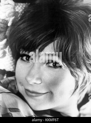 Shirley MacLaine, actrice américaine, est connue pour sa carrière polyvalente dans le cinéma et la télévision. Cette image de 1970 met en valeur sa carrière au sommet de sa popularité. Banque D'Images