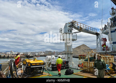 COMODORO RIVADAVIA, Argentine (nov 21, 2017) le navire de soutien à la construction norvégien Skandi Patagonia est en route depuis l'Argentine. Le Commandement de sauvetage sous-marin, la seule unité de sauvetage sous-marine de la marine américaine, est mobilisé avec Skandi Patagonia pour soutenir les efforts de recherche et de sauvetage du gouvernement argentin pour le sous-marin diesel-électrique de la marine Argentine ARA San Juan. (É.-U. Navy photo by Mass communication Specialist 2nd Class Derek Harkins/publié) Banque D'Images