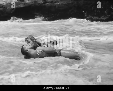 Burt Lancaster et Deborah Kerr jouent dans la bande-annonce du film de 1953 *From Here to Eternity*, un drame américain classique se déroulant pendant la seconde Guerre mondiale Banque D'Images