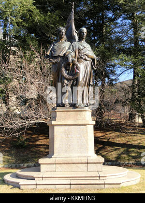 'Humanité et Justice' est une sculpture de Herbert Adams située à Winchester, Massachusetts. L'œuvre symbolise les idéaux moraux et la poursuite de la justice, reflétant le dévouement d'Adams à la sculpture classique et son intérêt pour les thèmes de l'éthique et de la société. Banque D'Images