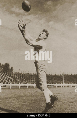 Cette image est associée à Don Hutson, un ancien joueur de football américain, connu pour son rôle dans les années 1940 en tant que grand récepteur des Green Bay Packers. Il est considéré comme l'un des plus grands joueurs de la NFL. Banque D'Images
