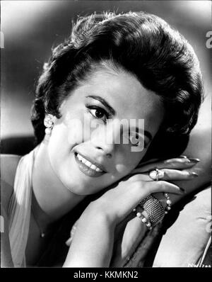 Natalie Wood vient de terminer le tournage de « Splendor in the Grass » pour Warner Brothers, lorsque nous nous sommes réunis pour le déjeuner. Elle était pleine de l'histoire du film, qui concerne le mariage malheureux d'une jeune fille. « il doit y avoir une route intermédiaire », a déclaré Natalie avec une profonde inquiétude, au sujet des problèmes grandissants des adolescents. 'L'une ou l'autre extrême est mauvaise. Mais vous ne pouvez pas généraliser. Les enfants expriment leur individualité tôt, et ce qui fonctionne pour l'un peut causer la rébellion dans l'autre. « J'ai beaucoup réfléchi à ce problème de l'âge de l'adolescence, et je pense qu'il y a une tendance pour la génération moderne de céder à des obstacles au lieu de Banque D'Images