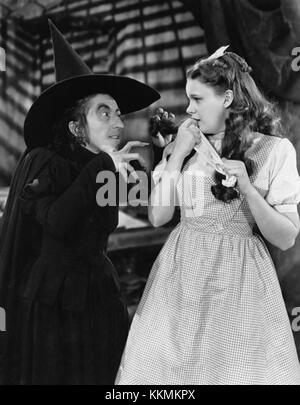 Le film de 1939 *The Wizard of Oz* met en vedette Judy Garland dans le rôle de Dorothy et Margaret Hamilton dans le rôle de la méchante sorcière de l'Ouest. Le film est devenu un classique culturel, connu pour ses personnages emblématiques, sa musique et ses effets spéciaux révolutionnaires pour son époque. Banque D'Images