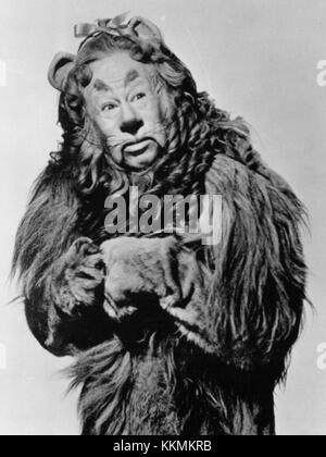 Cette image emblématique de *The Wizard of Oz* (1939) présente Bert Lahr dans le rôle du Lion lâche. Le film est célébré pour ses histoires fantastiques et ses effets spéciaux révolutionnaires dans l'histoire du cinéma. Banque D'Images
