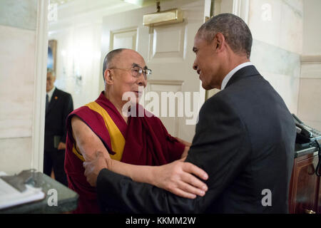 Le président américain Barack Obama salue Sa Sainteté le dalaï lama à l'entrée de la salle des cartes de la maison blanche, le 15 juin 2016. (Photo Officiel de la maison blanche par Pete souza) officiel de la maison blanche cette photographie est mis à disposition uniquement pour la publication par les entreprises de presse et/ou pour un usage personnel l'impression par le sujet(s) de la photo. La photo peut ne pas être manipulé d'aucune façon et ne peuvent être utilisés dans des documents politiques ou commerciales, publicités, e-mails, de produits, de promotions qui suggère en aucune façon l'approbation ou l'approbation du président, la première famille, ou la maison blanche. Banque D'Images