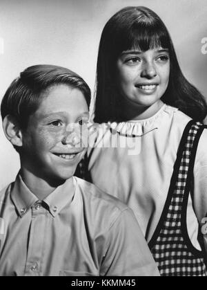 Cette image promotionnelle de la série de science-fiction Lost in Space de 1965 met en vedette les acteurs Billy Mumy et Angela Cartwright, incarnant les personnages Will Robinson et Penny Robinson. Le spectacle, connu pour son thème de l'exploration spatiale, est devenu un classique culte dans l'histoire de la télévision américaine. Banque D'Images