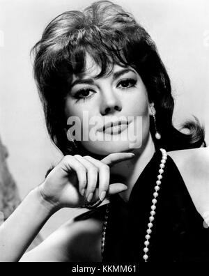 Natalie Wood, bientôt co-vedette dans la production Warner Bros. Technicolor, 'Gypsy', produit et réalisé par Mervyn LeRoy. ***** Veuillez me donner quelques informations sur la façon de vous entendre avec les garçons? J'ai beaucoup de filles amis, mais les garçons ne semblent pas se soucier de moi. Je ne pense pas que c'est la façon dont je regarde parce que les filles dont les apparences sont égales à la mienne ont des amis de garçon. Réponse: Natalie Wood, qui est vedette dans 'Gypsy," dit, "si une fille est intéressante, si elle fait un garçon se sent vraiment intéressée par lui, ce qu'il a à dire et ce qu'il fait, il va apprécier sa compagnie. Le meilleur remède pour Banque D'Images